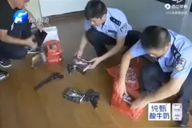为奖励孩子考的好，家长奖励两把仿真枪！警察：杀伤力能打穿木板