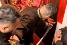 新郎现场指导接亲队打开新娘的房门现在结婚没点技术看是不行的哈