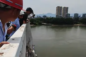 福州金山大桥上锚鱼，是不是有点残血？