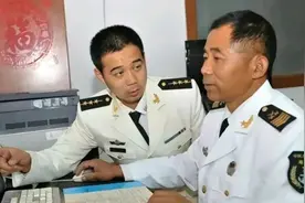 解放军“兵王”王昌来服役35周年，儿子是军官，也是父亲的领导视频封面