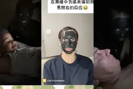 tiktok热门整蛊，把脸涂黑吓在暗夜中玩手机的老外，把人都吓懵了