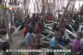 53岁单亲父亲当爹又当妈，独自抚养5个年幼的孩子视频封面