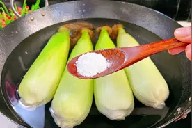 煮玉米加清水煮是外行，加上它，玉米更加软糯香甜劲道，营养保留