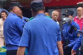 六旬老人摆摊卖蔬菜，城管执法没收蔬菜，这到底是什么东西视频封面
