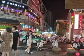 九江大中路步行街，这里是人流量最大的步行街，曾经一铺难求。