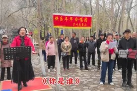 快乐年华合唱团演唱歌曲:《你是谁》奉献给大家，谢谢您观赏！🌹视频封面