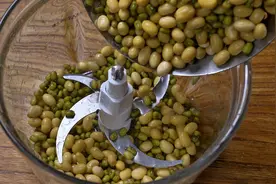 把绿豆和黄豆一起倒入搅肉机，出锅也太好吃了，做法简单又营养视频封面