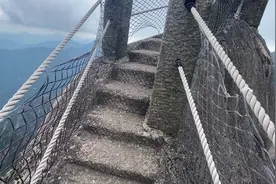 黄山新开放的奇山险峰—天都峰鲫鱼背。凌空于万丈深渊上视频封面