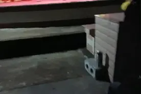 夜晚的舞台，昏暗的灯光，静谧的氛围。视频封面