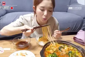 韩国🇰🇷主播hamzy 自制砂锅肥肠粉丝煲，你也来试试吧