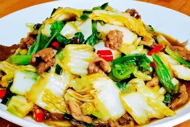 家常白菜炒肉好吃有技巧，这样做鲜香入味，开胃下饭，家人特喜欢