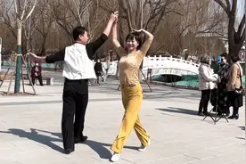 小芳扭起来，总是那么迷人视频封面