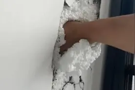 广州千万精装房墙里抠出大量泡沫，开发商：属瑕疵，不影响安全！视频封面