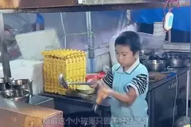 六岁男孩只因不想上学被老爸带去炒饭，结果天赋觉醒震惊全网视频封面