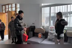 新年小伙子们相亲去了但女生对两个男生的态度却不一样这是为什么