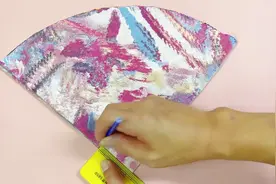 正方形布块对折画个弧，剪2刀，秒变娃娃连衣裙