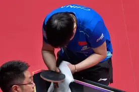 孙颖莎一块毛巾三种用法！擦完脸又去擦球桌，马琳被她举动逗笑了