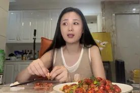 80后女人离异没孩子也不想再婚，吃小龙虾聊聊天、坦言做人真难视频封面