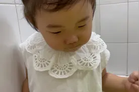 妹妹很早就知道拉尿上小马桶今天竟然拉裤子里最后让妈妈收拾一顿视频封面