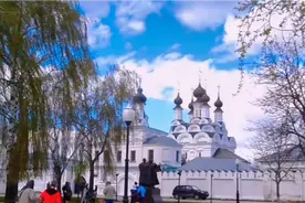 春光灿烂的季节，异国的蓝天白云如此纯净美丽，宛如仙境