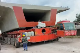 记录：运梁车在高铁道路上，运输箱梁过程