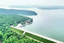 今年开始，私家车可以开进净月潭了，环湖17公里，靠两条腿够呛！视频封面