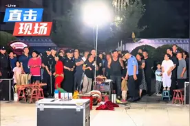 残疾人街头卖艺被举报，民警到场劝导，双方发生争执视频封面