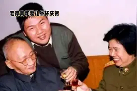 毛岸青父爱满满，毛新宇靠在父亲的肩膀上，像个长不大的孩子