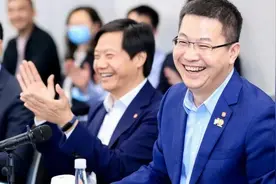 站在雷军身边的男人，上位了视频封面