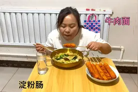 一碗兰州牛肉拉面配上6根淀粉肠，再喝半斤白酒，过瘾