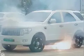 太震撼了!一台新能源车电池自燃爆炸的整个过程!视频封面
