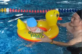 天气热的进入汗蒸模式，做顿饭都需要勇气，龙一家人去游泳馆避暑视频封面