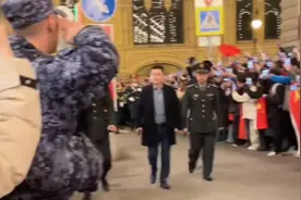 太帅了，“中国排面”超燃亮相莫斯科。唯一士兵敬礼并得到回礼。视频封面