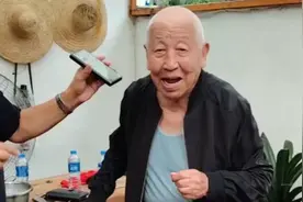九十二岁老人由儿女陪着跳舞视频封面