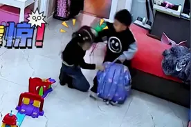 姐姐被弟弟扯头发不敢吭，妈妈的一句话感动无数网友视频封面