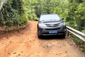 丰田荣放和吉利星越L弯道交叉轴爬坡对比谁的四驱系统更优秀？视频封面