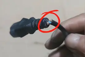 电线插头根部破皮，断了一根线怎么办？老电工教你正确的修复方法视频封面