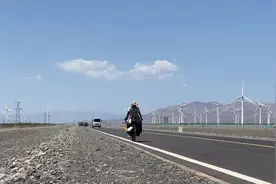 骑行新疆，到达全国最热的地方吐鲁番，太热晚上住宾馆休息视频封面