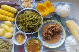 农村人的饭桌也不是过去的粗茶淡饭了，现在也是丰富多彩视频封面