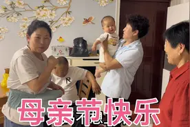 母亲节已过，女儿还是想着给母亲买礼物，女儿的举止妈妈被感动