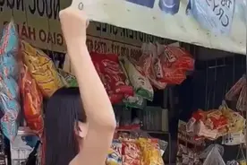 越南老板娘吃醋了，嫌弃我好多天不来找她了，她生气的样子真可爱视频封面