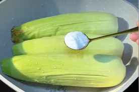 煮玉米时，只用清水煮是外行，多加这3步，香甜软糯，营养不流失