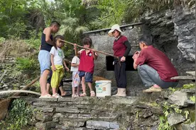 暴雨过后，水井长出很多细小的虫子，全村出动里里外外打扫一遍