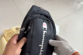 小伙垃圾堆捡到一个皮包，打开一看尴尬了，里面遗留大量物品视频封面
