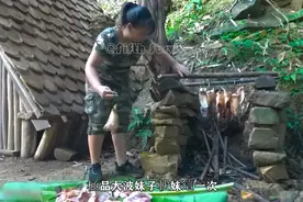 極品萌妹子軟妹打造三角形庇護所，荒野泳池沐浴，製作魚鱗式屋面视频封面