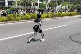 松延动力小机器人，全程无陪跑，21公里轻松拿下！视频封面