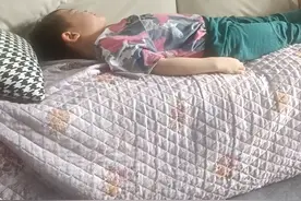 家人们，惊现小孩儿哭着哭着吐了。视频封面
