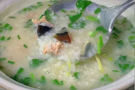 这才是皮蛋瘦肉粥的家常做法，香糯养胃无腥味，喝完身体暖暖的。