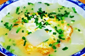 夏季冬瓜汤这样做，鲜香营养又爽口，汤汁奶白又开胃，孩子特喜欢