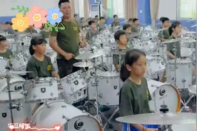 震撼现场！小小少年架子鼓演奏军歌，每一拍都直击人心